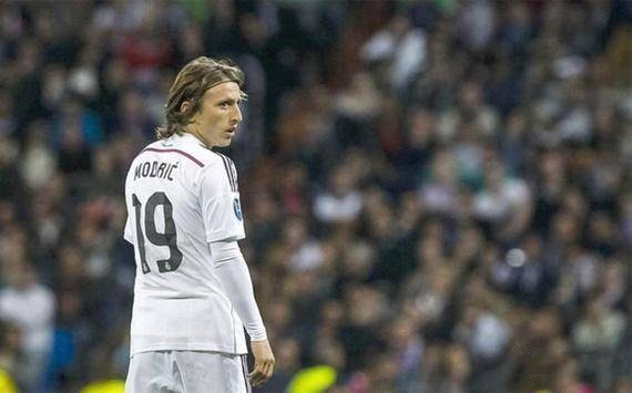 中超赛场争议判罚：VAR引发讨论,