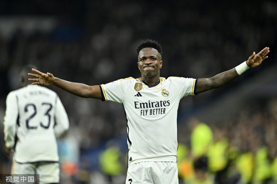 感谢俱乐部，U16国少球员身穿各自俱乐部训练服拍摄全家福